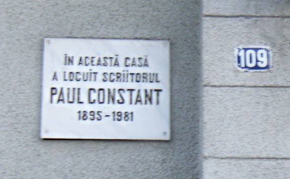 tabulo ĉe la domo de Paul Constant