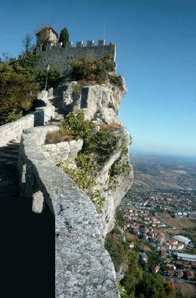 La Unua Turo staras ĉe la rando de roka abismo.